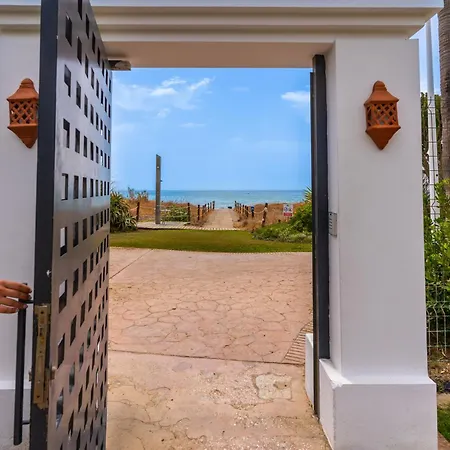 Apartmán Costalita With Pool, Reserved Garage Parking & Direct Access By Downtown Spain Estepona